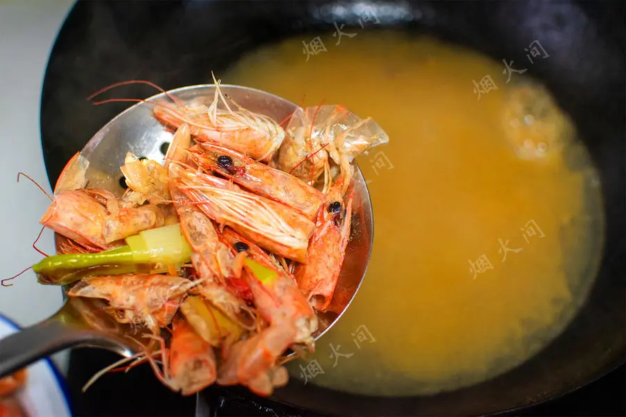 Fresh eyebrows! Salted egg yolk fresh shrimp tofu|Cook a pot in cold weather, warm the stomach and comfort step 0