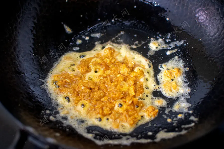 Fresh eyebrows! Salted egg yolk fresh shrimp tofu|Cook a pot in cold weather, warm the stomach and comfort step 0