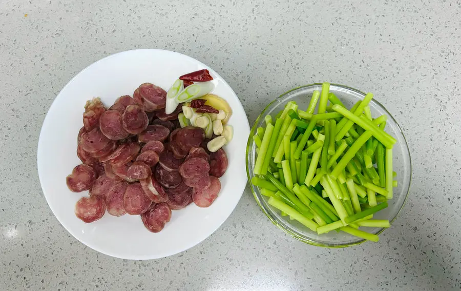 Stir-fried bacon and sausage  with garlic step 0