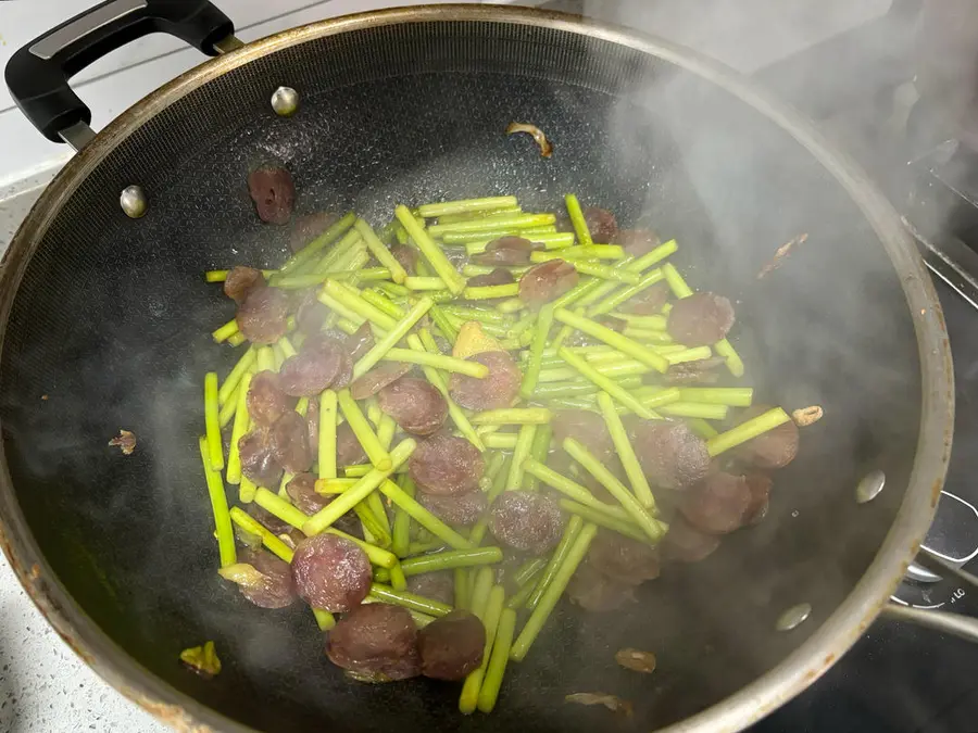 Stir-fried bacon and sausage  with garlic step 0