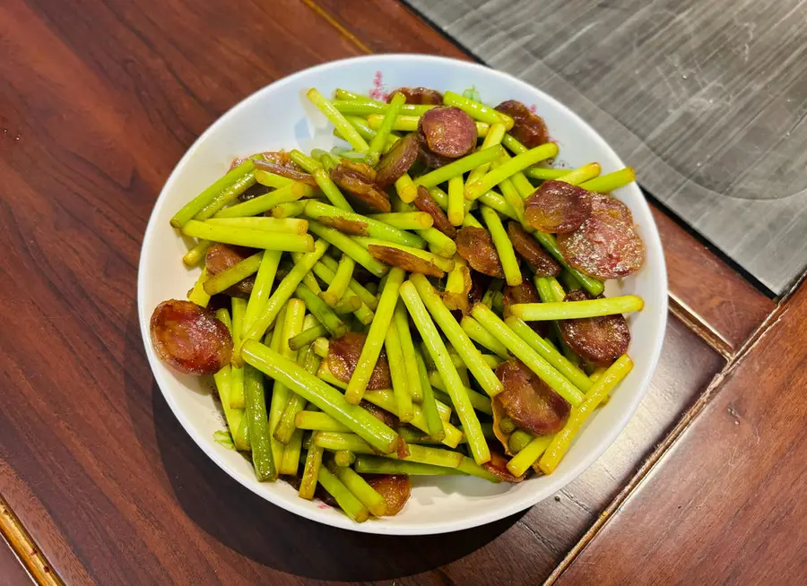 Stir-fried bacon and sausage  with garlic step 0