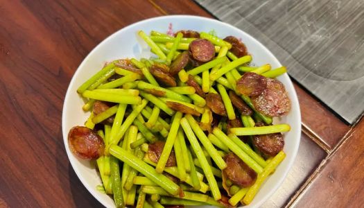 Stir-fried bacon and sausage  with garlic