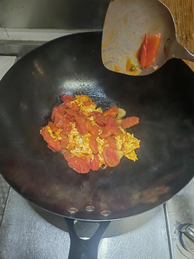 Scrambled eggs with tomatoes (salty) step 0