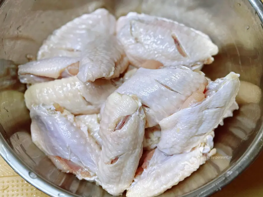 The salt-and-pepper chicken wings of the giant rice are crispy and fragrant step 0