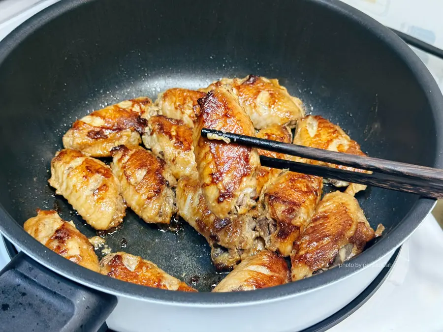 The salt-and-pepper chicken wings of the giant rice are crispy and fragrant step 0