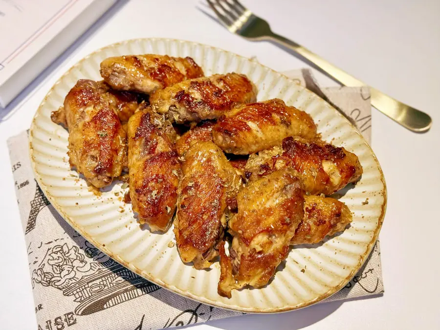 The salt-and-pepper chicken wings of the giant rice are crispy and fragrant step 0