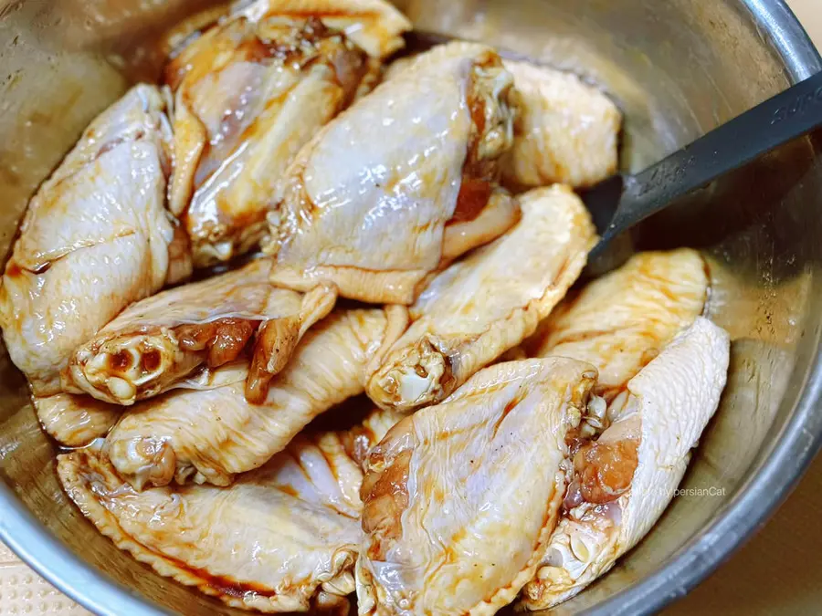 The salt-and-pepper chicken wings of the giant rice are crispy and fragrant step 0