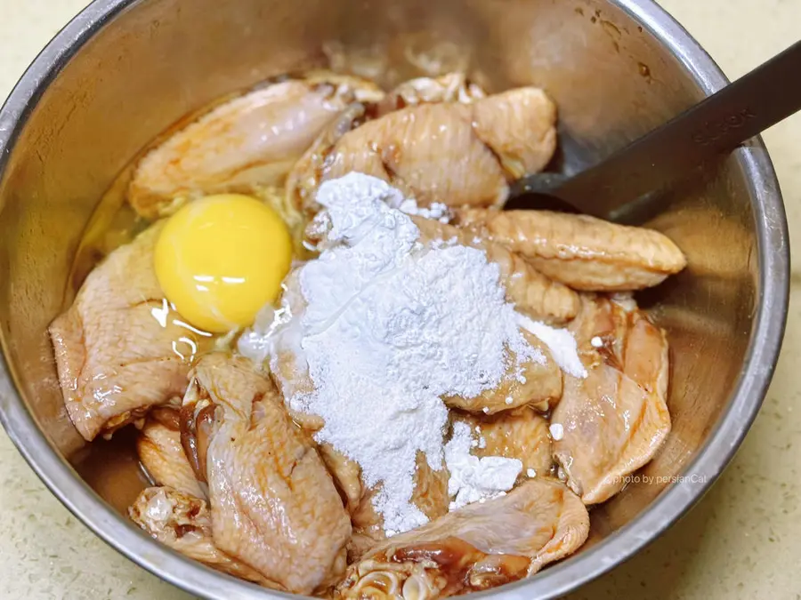 The salt-and-pepper chicken wings of the giant rice are crispy and fragrant step 0