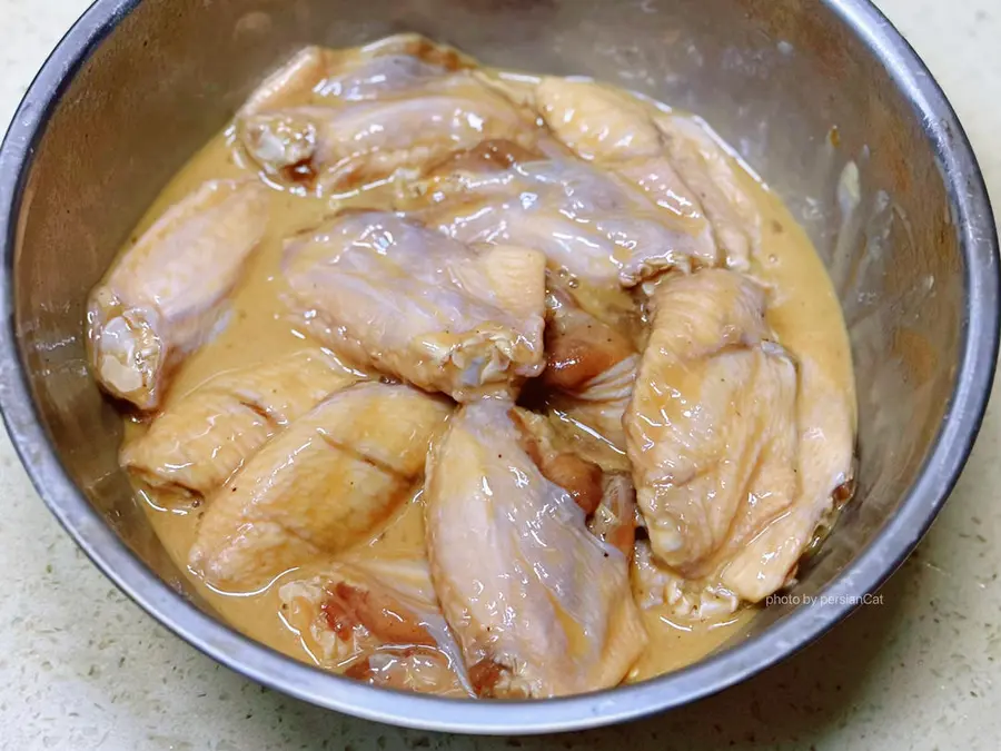 The salt-and-pepper chicken wings of the giant rice are crispy and fragrant step 0