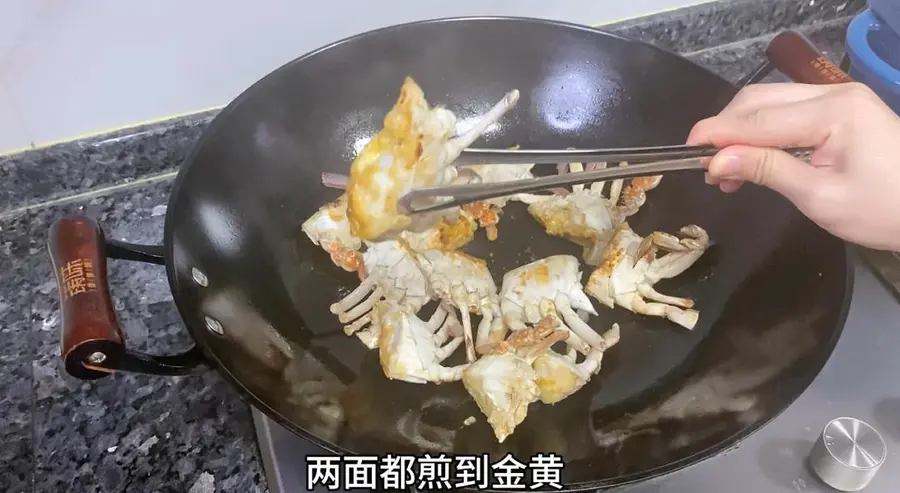 Stir-fried crab with ginger and shallots|Home cooking step 0