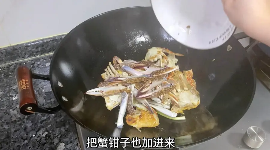 Stir-fried crab with ginger and shallots|Home cooking step 0