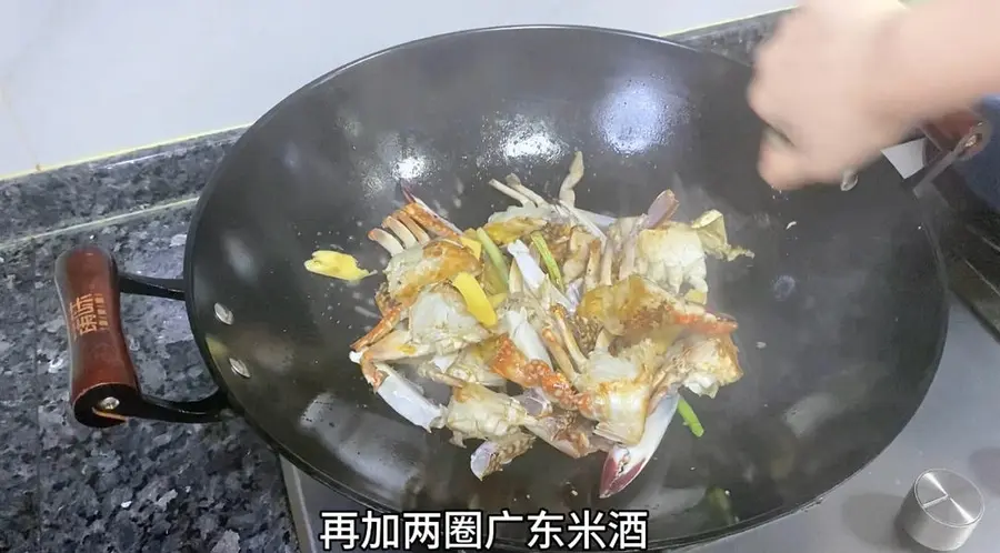 Stir-fried crab with ginger and shallots|Home cooking step 0