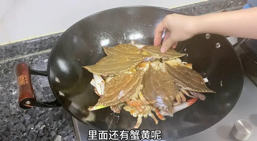 Stir-fried crab with ginger and shallots|Home cooking step 0