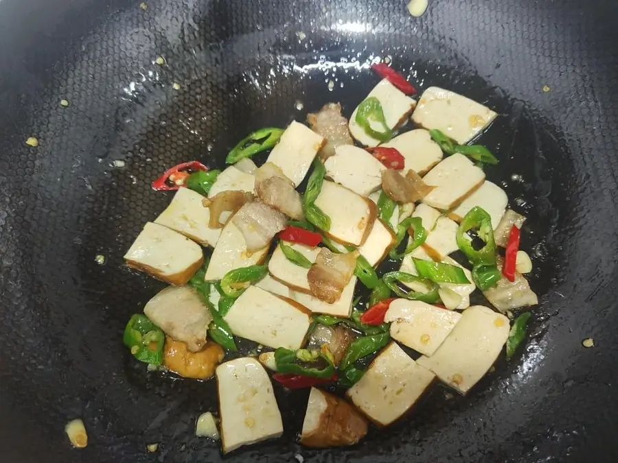 Stir-fried pork with fragrant dry and home-cooked meals step 0