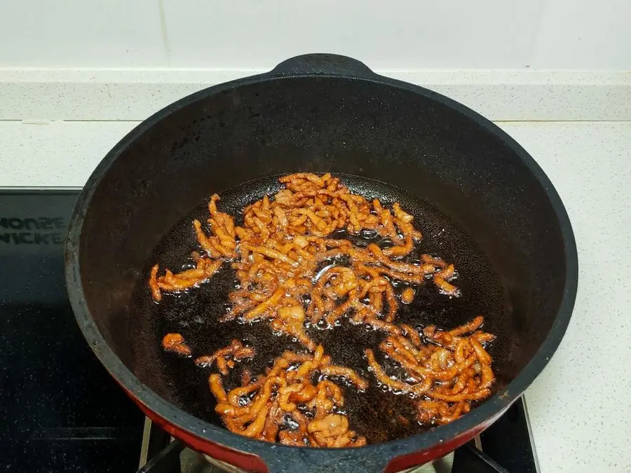 It also has its home cooking, stir-fried pork  with garlic and Chinese New Year's Eve dishes...... step 0