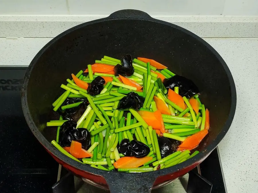 It also has its home cooking, stir-fried pork  with garlic and Chinese New Year's Eve dishes...... step 0