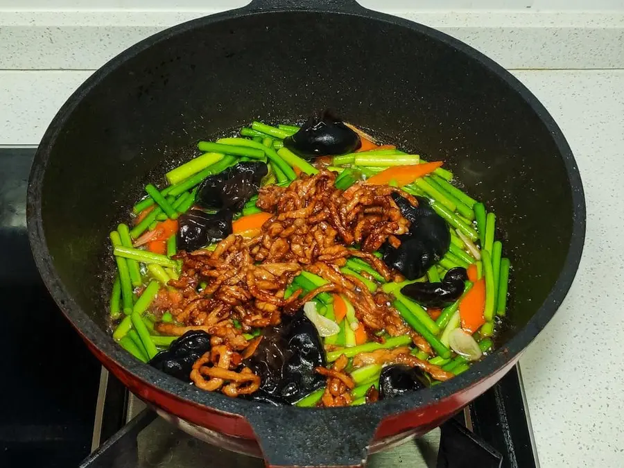 It also has its home cooking, stir-fried pork  with garlic and Chinese New Year's Eve dishes...... step 0