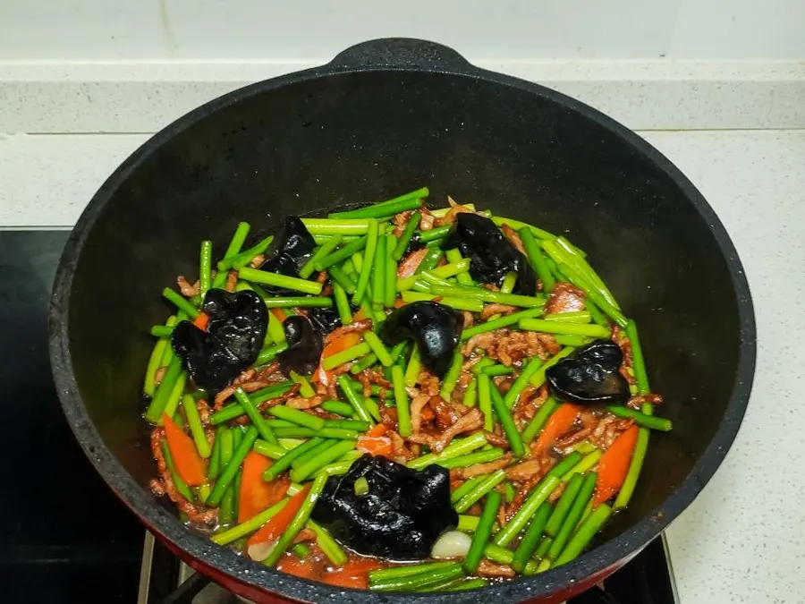 It also has its home cooking, stir-fried pork  with garlic and Chinese New Year's Eve dishes...... step 0