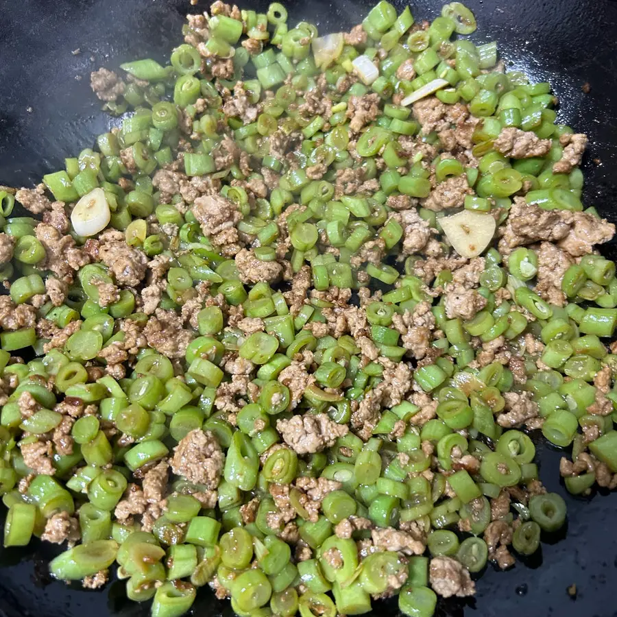 Home-cooked fried pork with beans step 0