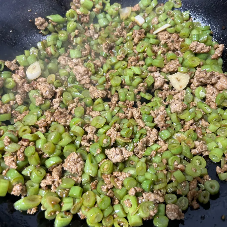 Home-cooked fried pork with beans