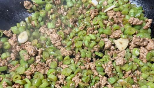 Home-cooked fried pork with beans