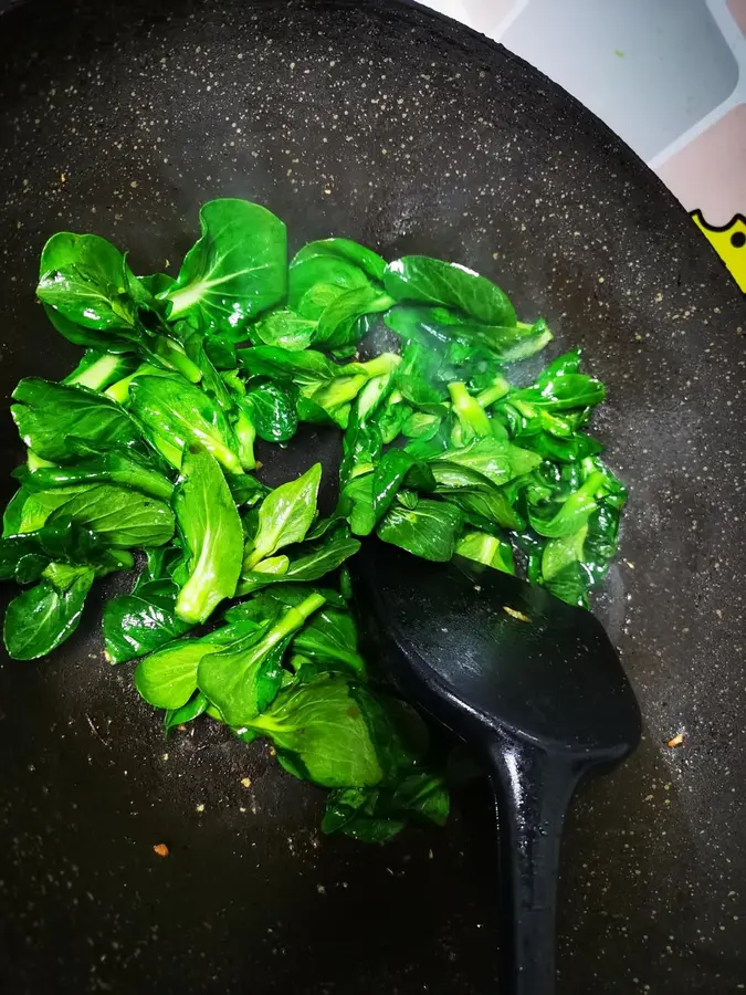 Home-cooked stir-fried greens with shiitake mushrooms step 0