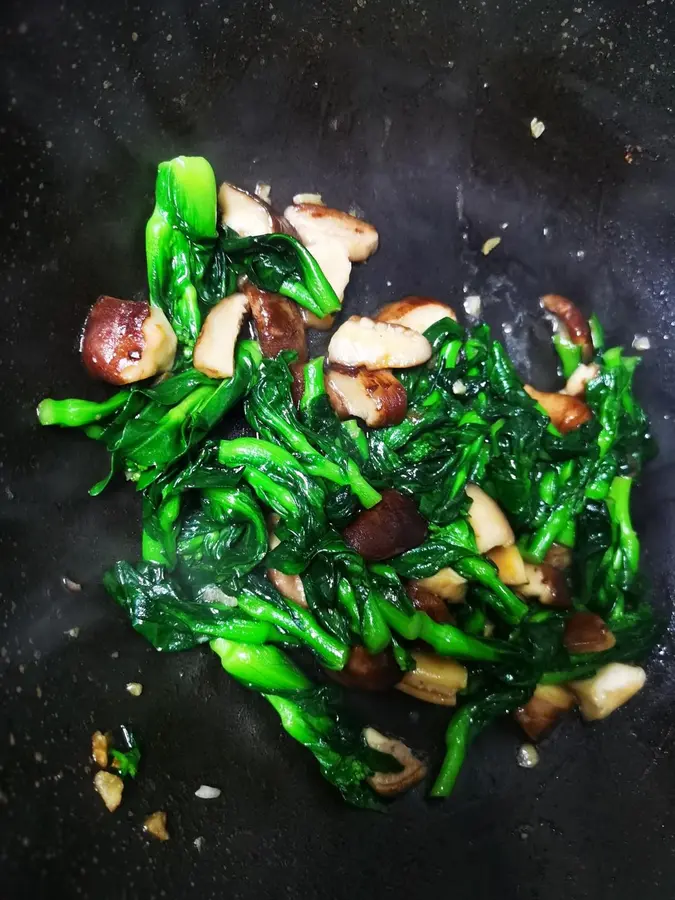 Home-cooked stir-fried greens with shiitake mushrooms step 0