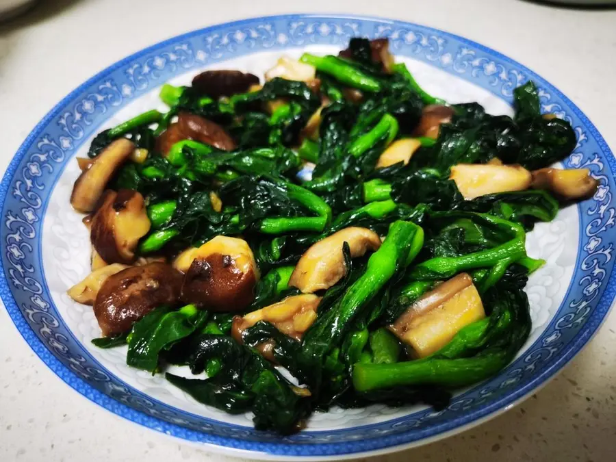 Home-cooked stir-fried greens with shiitake mushrooms step 0