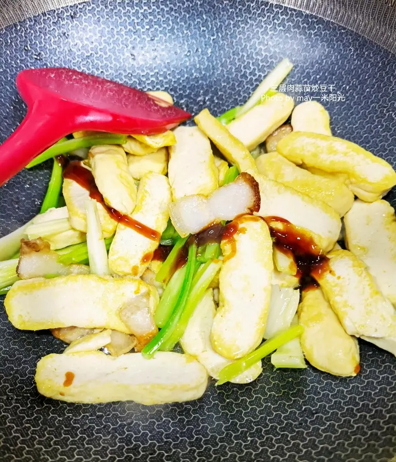 Home-cooked ~ three-layer fried tofu with garlic sprouts step 0