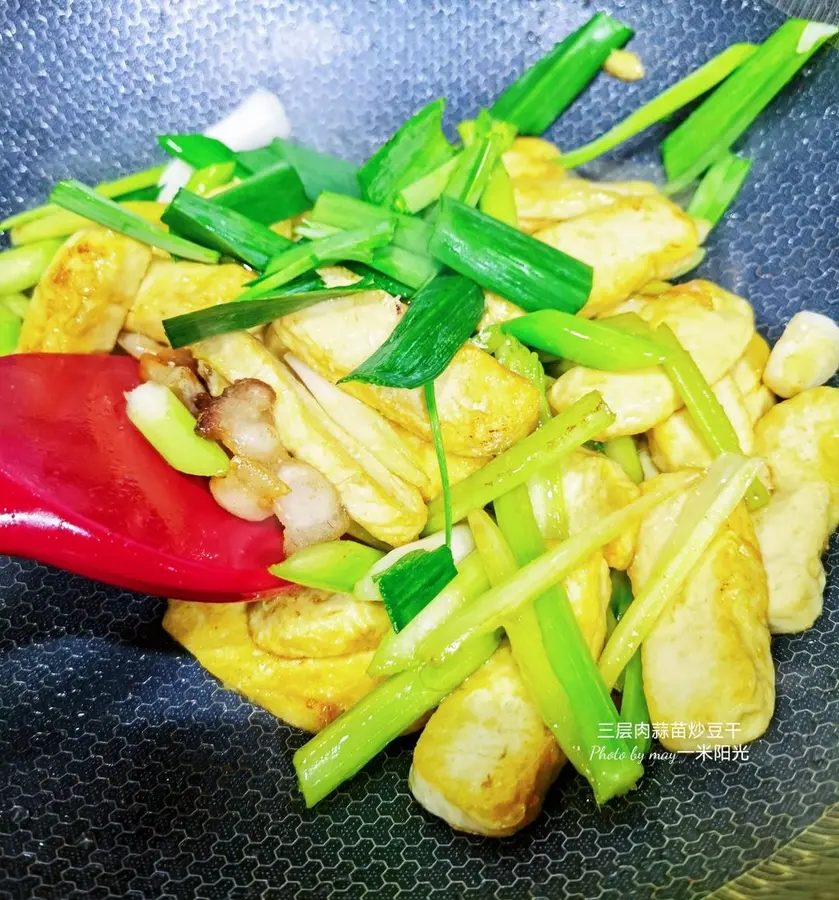 Home-cooked ~ three-layer fried tofu with garlic sprouts step 0