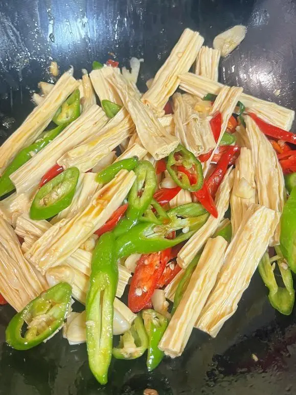 Stir-fried pork with yuba step 0