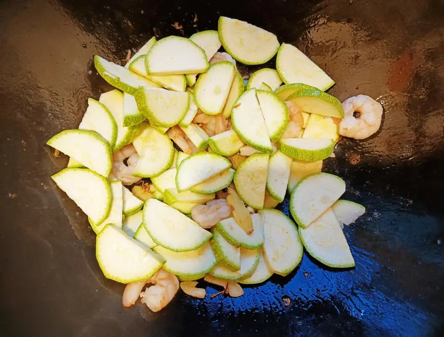 [Stir-fried shrimp with zucchini] is a simple and fast home-cooked dish, and it is easy for novices to make step 0