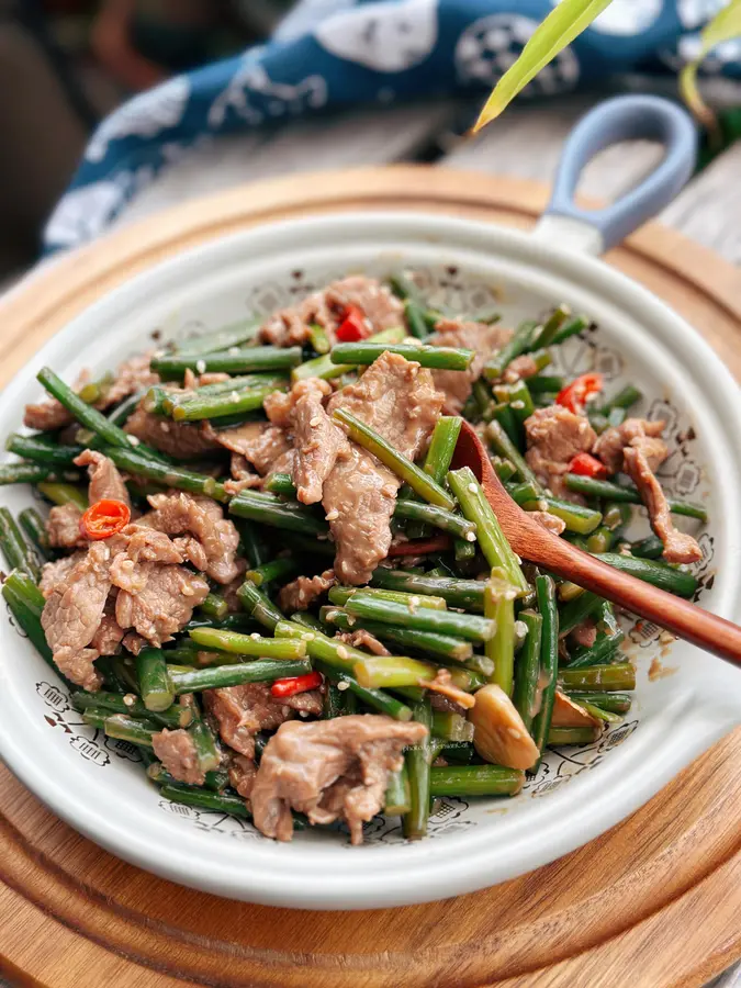 Stir-fried beef with garlic and moss, a Cantonese home-cooked  dish with giant rice, and first-class bibimbap step 0