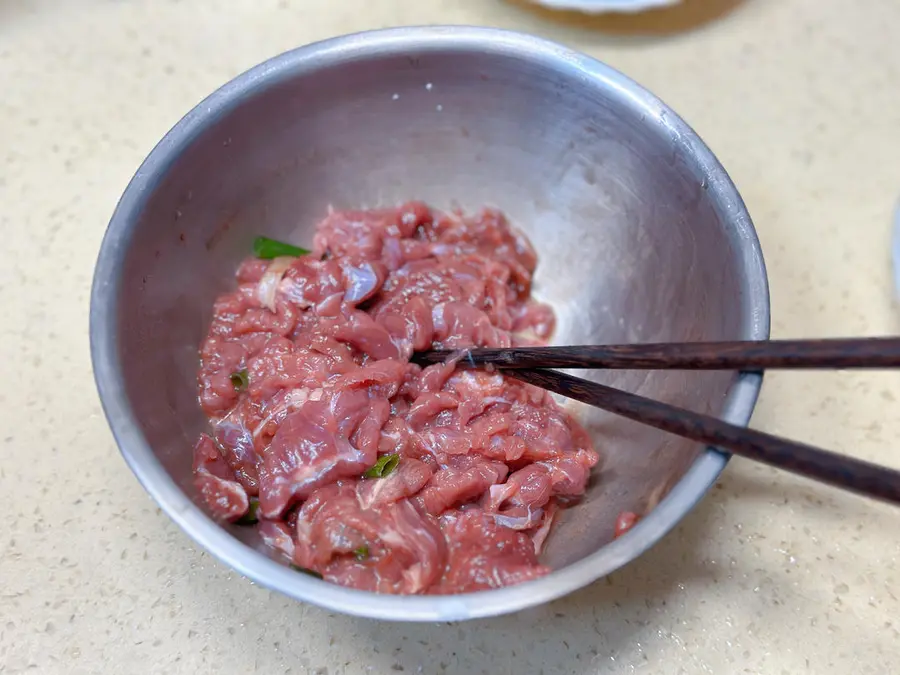 Stir-fried beef with garlic and moss, a Cantonese home-cooked  dish with giant rice, and first-class bibimbap step 0