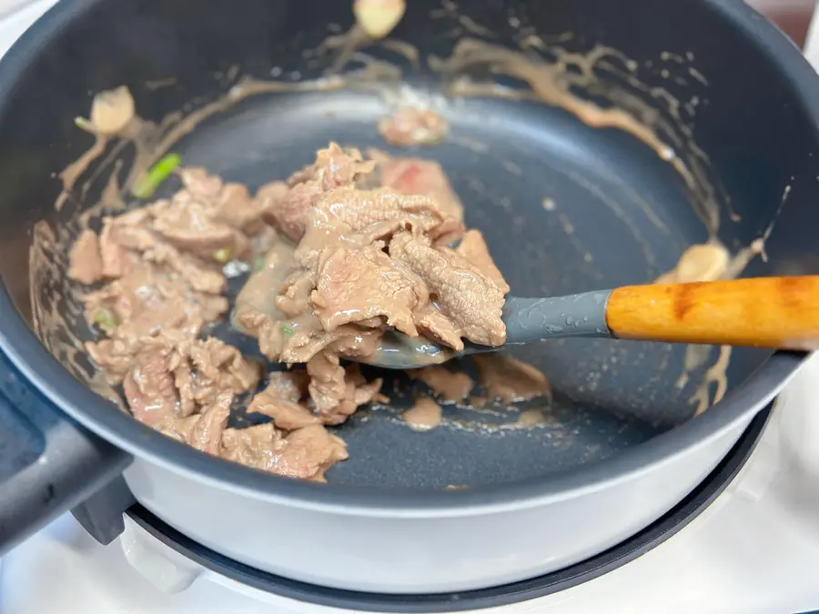 Stir-fried beef with garlic and moss, a Cantonese home-cooked  dish with giant rice, and first-class bibimbap step 0