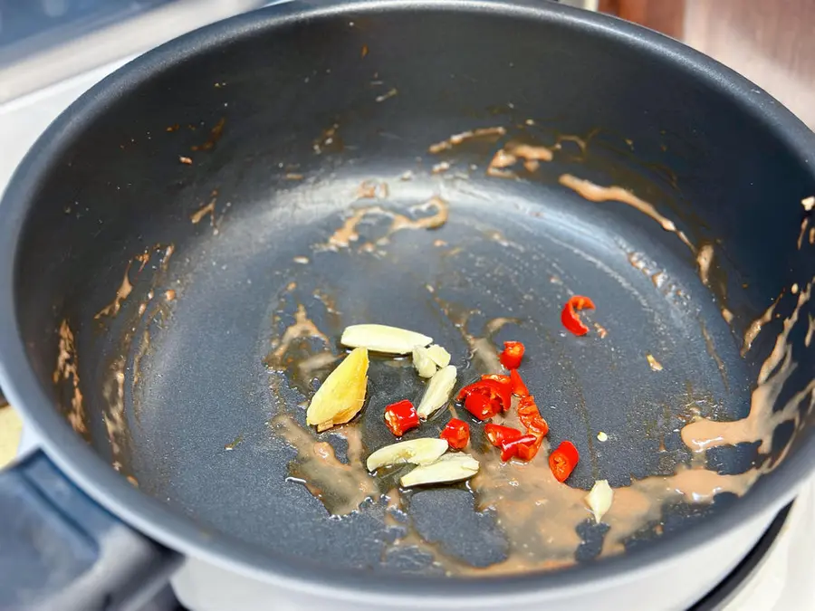 Stir-fried beef with garlic and moss, a Cantonese home-cooked  dish with giant rice, and first-class bibimbap step 0