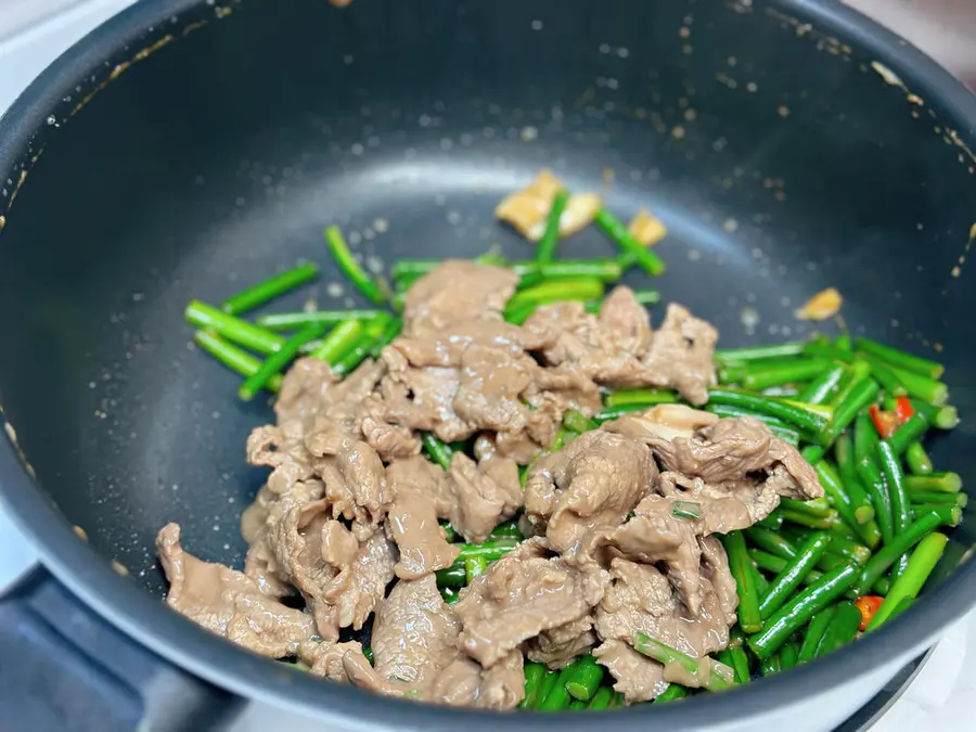 Stir-fried beef with garlic and moss, a Cantonese home-cooked  dish with giant rice, and first-class bibimbap step 0