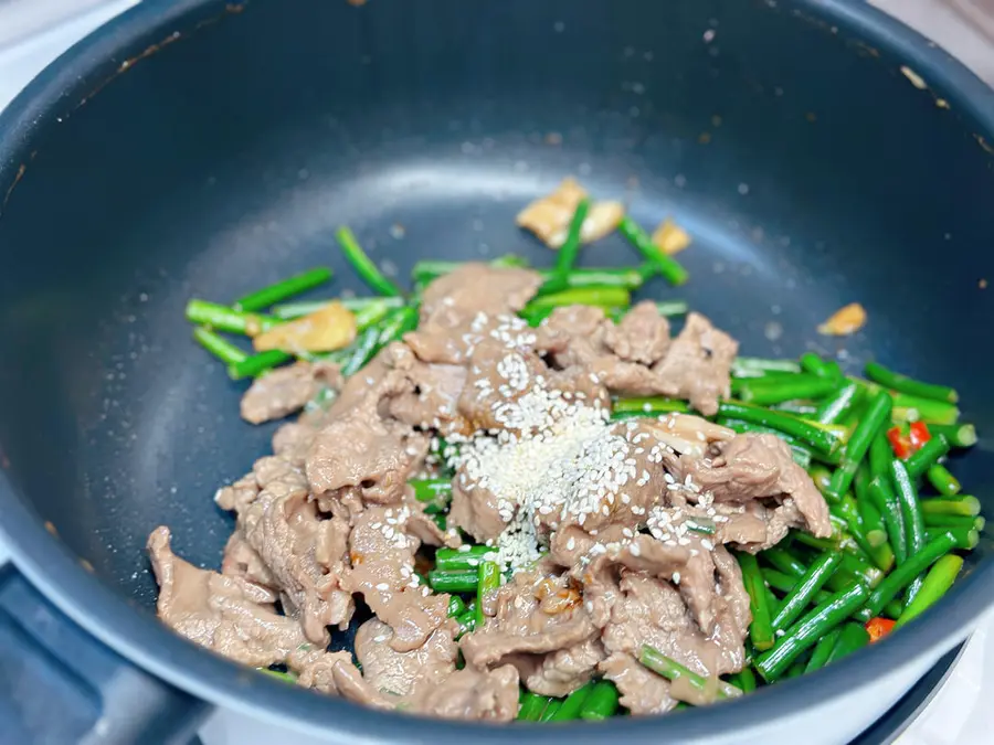 Stir-fried beef with garlic and moss, a Cantonese home-cooked  dish with giant rice, and first-class bibimbap step 0