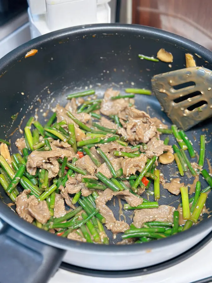 Stir-fried beef with garlic and moss, a Cantonese home-cooked  dish with giant rice, and first-class bibimbap step 0