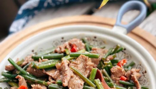 Stir-fried beef with garlic and moss, a Cantonese home-cooked  dish with giant rice, and first-class bibimbap