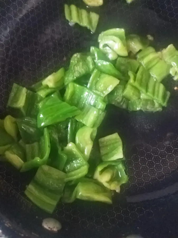 Eat a home-cooked dish that you don't get tired of - stir-fried pork slices with potatoes and spicy step 0