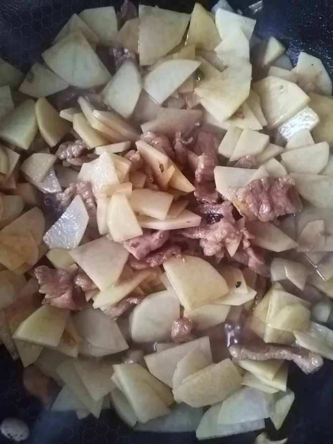 Eat a home-cooked dish that you don't get tired of - stir-fried pork slices with potatoes and spicy step 0