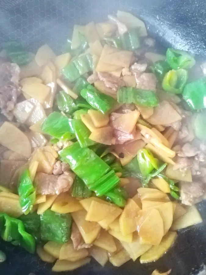 Eat a home-cooked dish that you don't get tired of - stir-fried pork slices with potatoes and spicy step 0