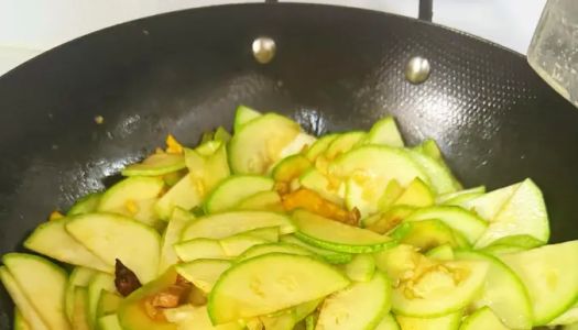 Zucchini stir-fried meat and scrambled eggs ~ 0 cooking skills will make home-cooked dishes