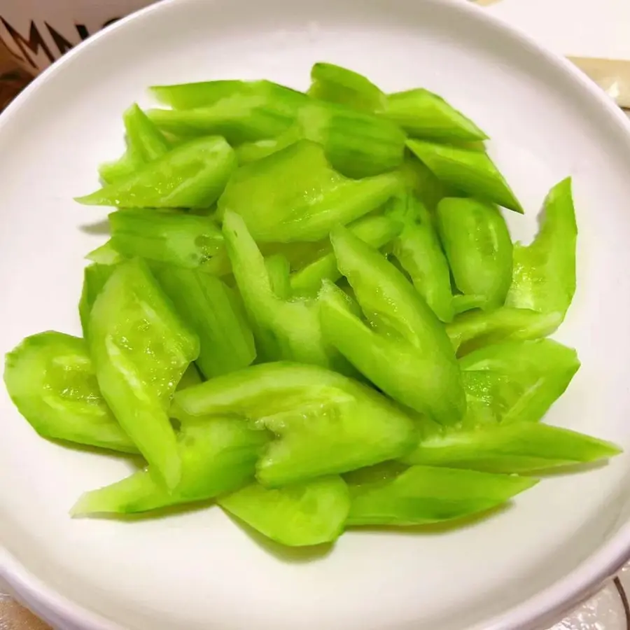 Stir-fried shrimp with  cucumber (cherry blossom shrimp) step 0