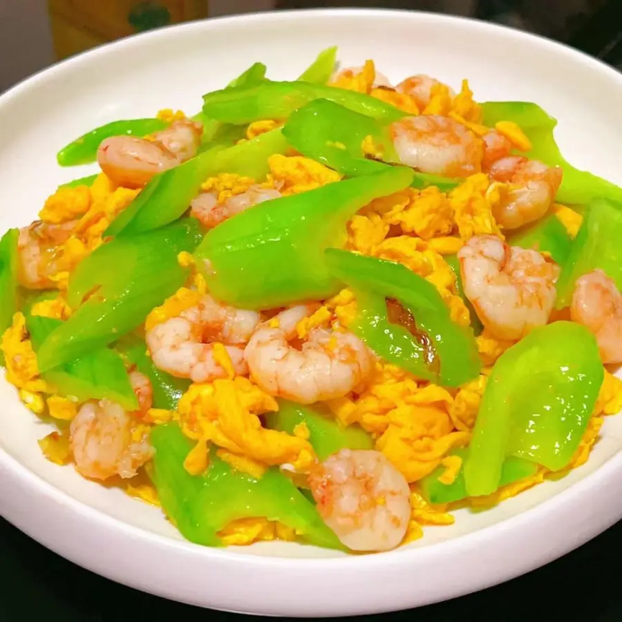 Stir-fried shrimp with  cucumber (cherry blossom shrimp)