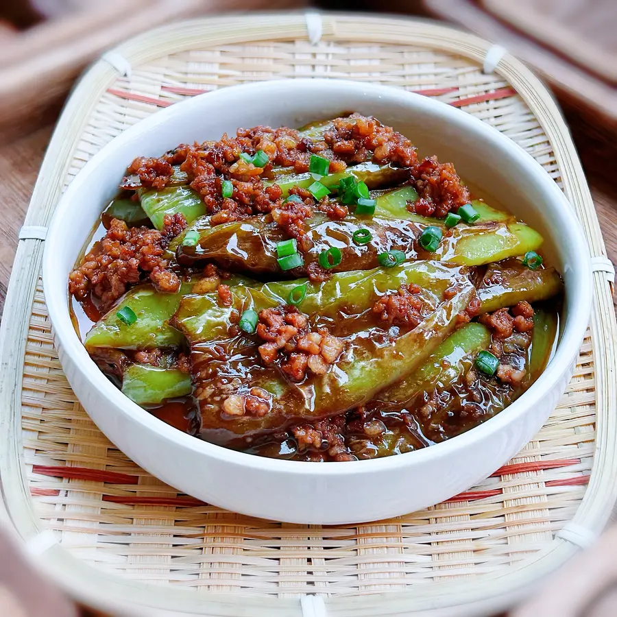 Braised minced meat and green peppers in oil step 0