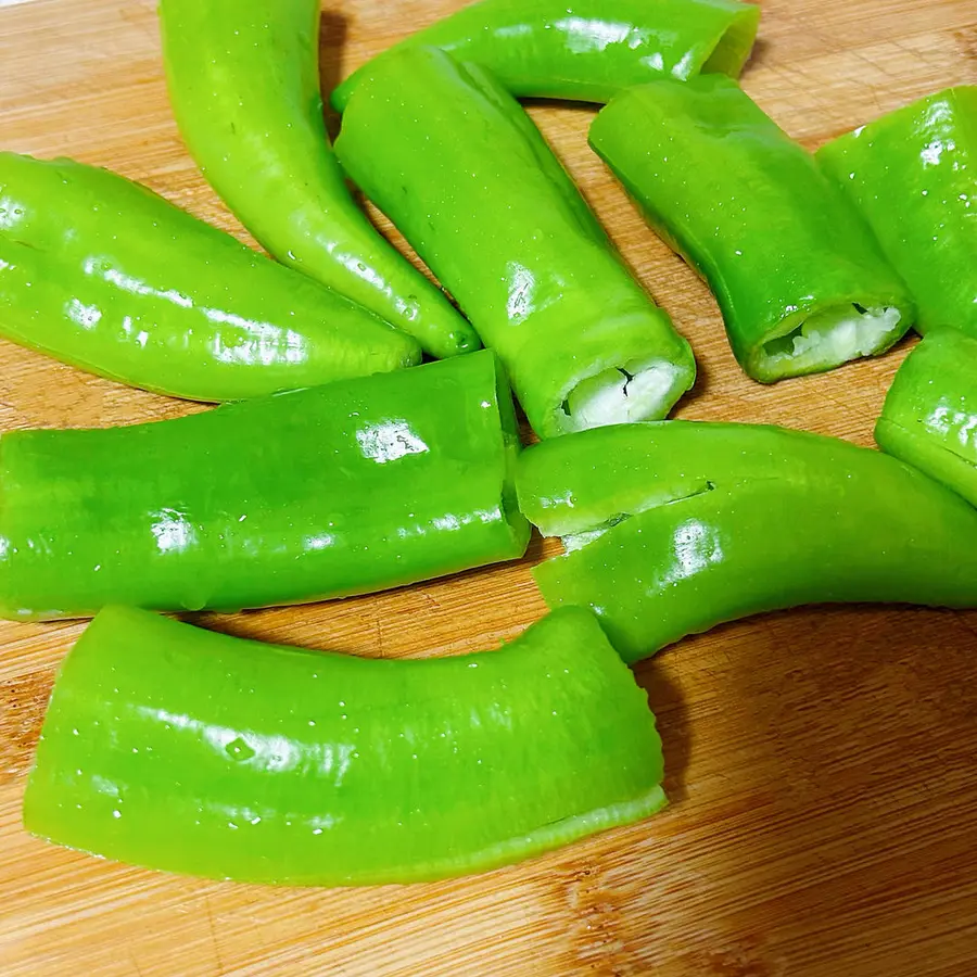 Braised minced meat and green peppers in oil step 0