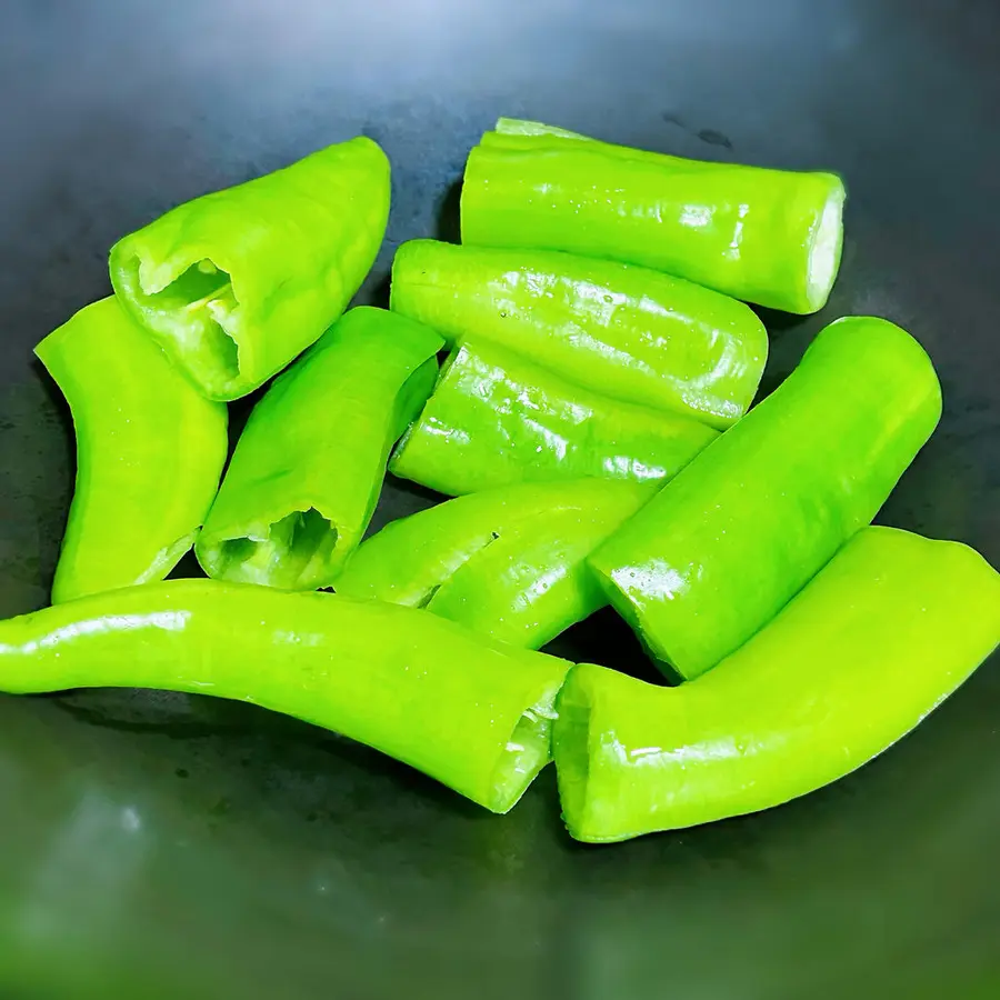 Braised minced meat and green peppers in oil step 0