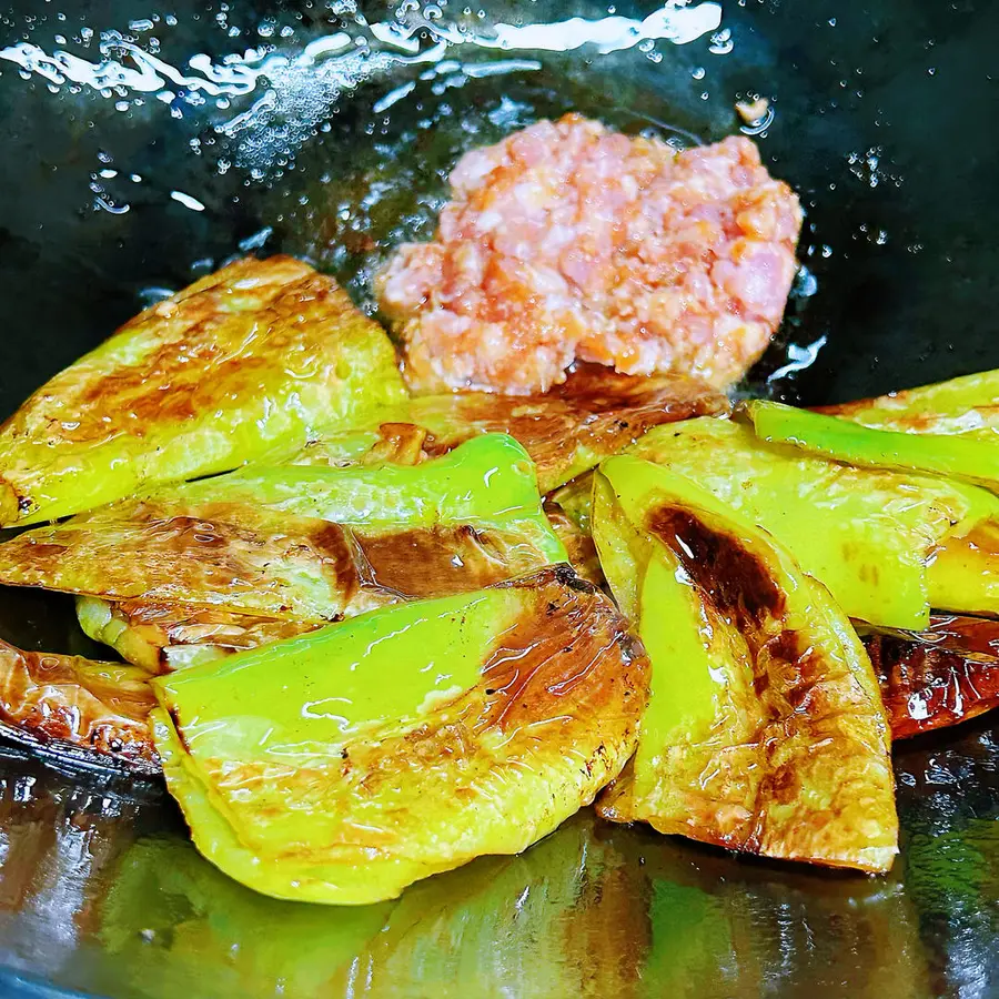 Braised minced meat and green peppers in oil step 0